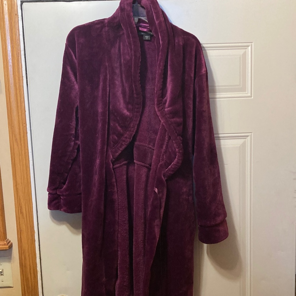 Covington Burgundy‎ Robe L